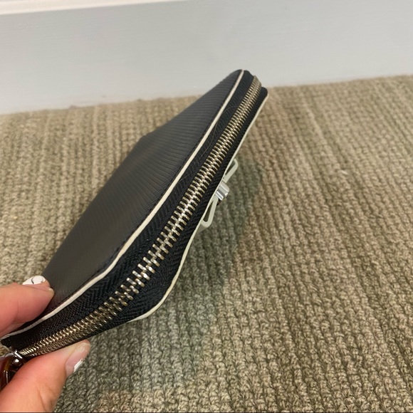 Marc Jacobs Black Small Wristlet With Zippered Coin Area - Picture 3 of 13